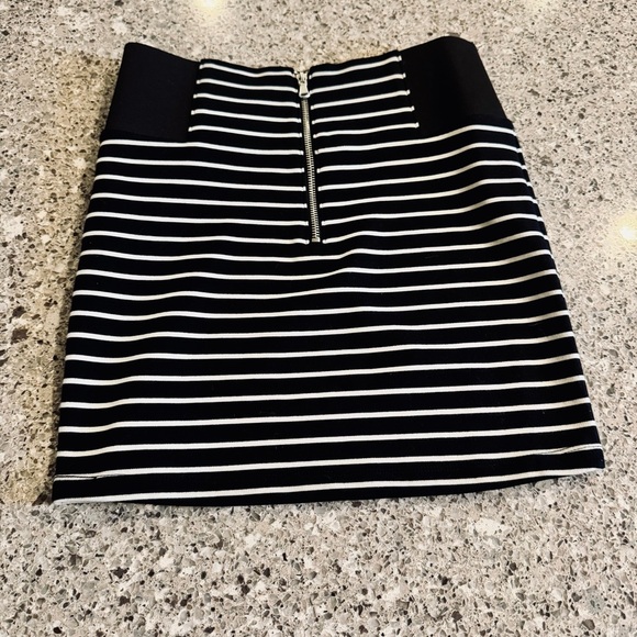 Black and White Striped Women's Mini Skirt with Zipper Up Back- EUC ⭐👗 - Picture 2 of 3
